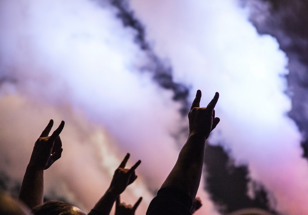 Erhobene Hände bei einem Metal Konzert